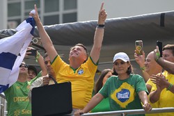 Bolsonaro questiona acusações na Paulista: Golpe? usando a Constituição? (Foto: NELSON ALMEIDA / AFP

)
