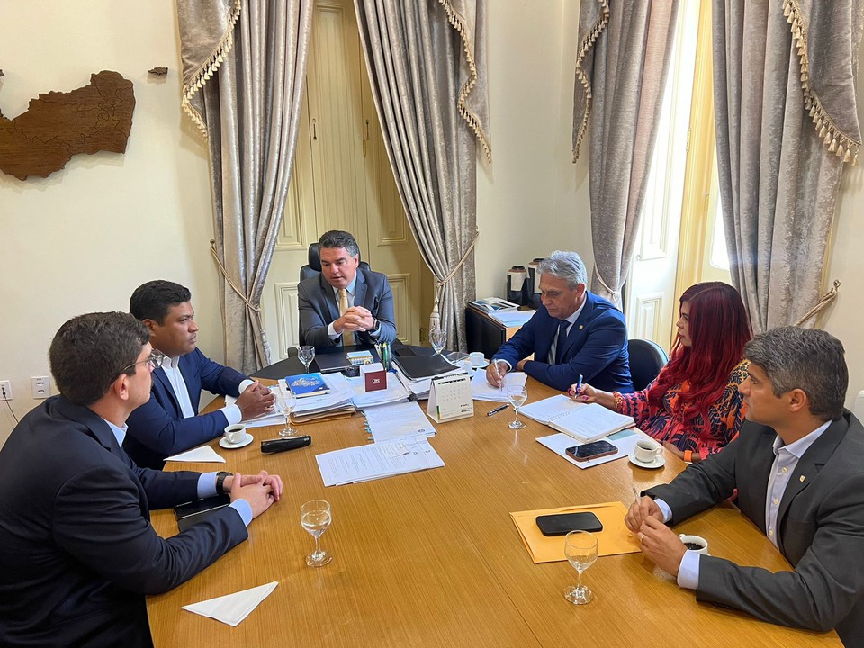O secretrio da Casa Civil, Tlio Vilaa (centro) se reuniu com parlamentares, nesta tera (20) (Foto: Divulgao/Secom Governo de Pernambuco )