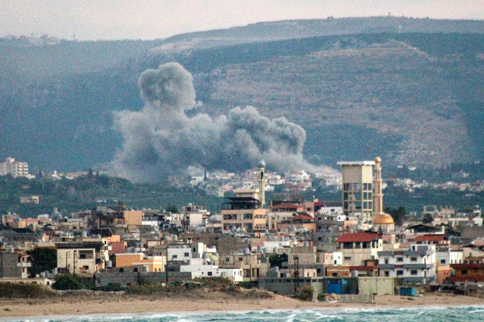 O posicionamento das tropas israelenses, confirma que  iminente a incurso terrestre no Lbano (foto: Kawnat HAJU / AFP)