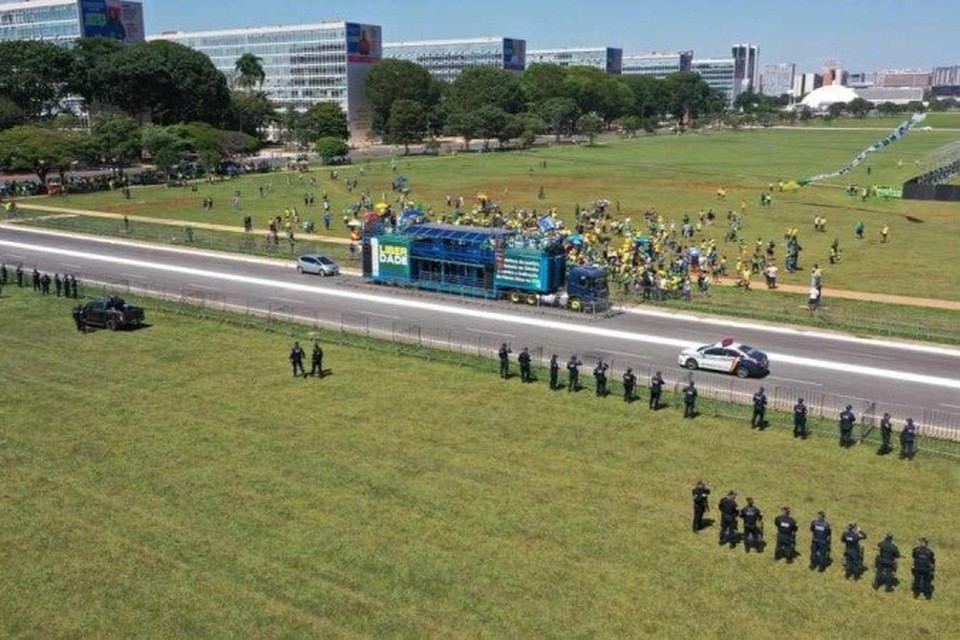 
O pequeno grupo levou um trio eltrico ao local e entoaram gritos de "Dino, no" (foto: Reproduo/ Redes sociais )