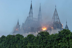 Esta fotografia tirada em 29 de abril de 2024, em Odesa, mostra um prdio em chamas danificado por um ataque de msseis, em meio  invaso russa da Ucrnia
