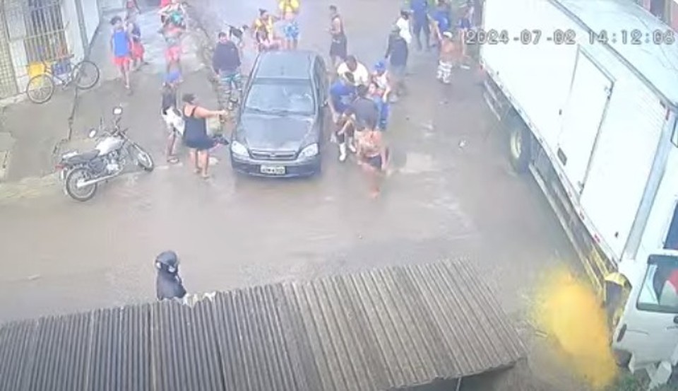 Caminho bateu em carro, atingiu me e beb e parou em muro  (Foto: Redes Sociais )