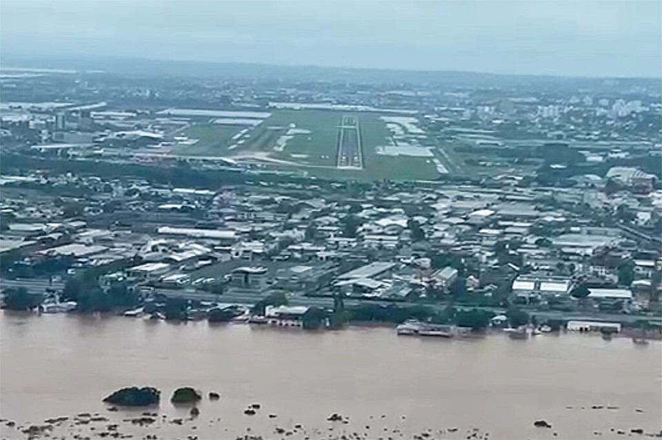 Aeroporto de Porto Alegre tem pista de txi interditada por alagamento devido s fortes chuvas  (foto: Reproduo )
