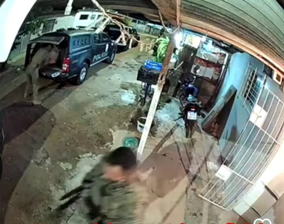 PMs entraram casa onde homens foram mortos  (Foto: Redes Sociais)