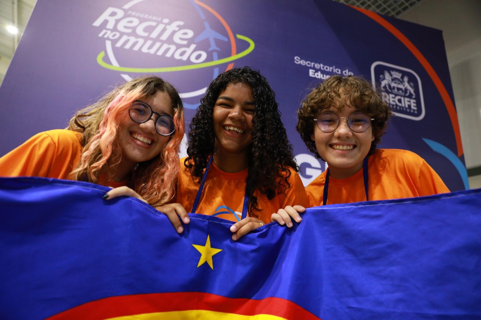 Estudantes da rede municipal do Recife partiram para estudar no exterior  (Foto: Prefeitura do Recife)