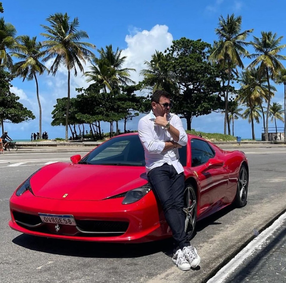 Xinxa da cebola ostenta Ferrari vermelha nas redes sociais  (Foto: Redes Sociais )