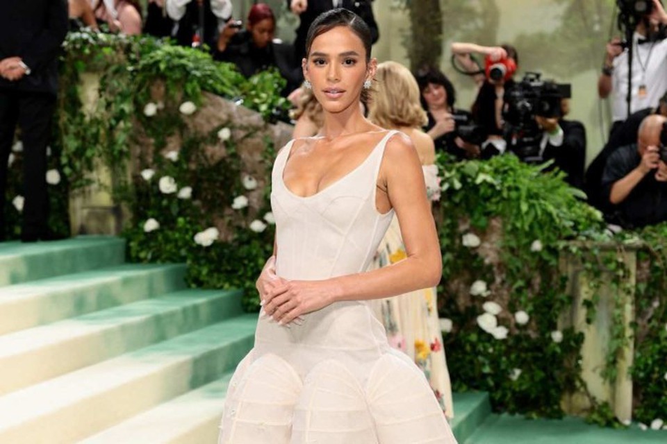 
Bruna Marquezine participa do 2024 Met Gala comemorando "Belas Adormecidas: Reawakening Fashion" (foto: Getty Images via AFP)