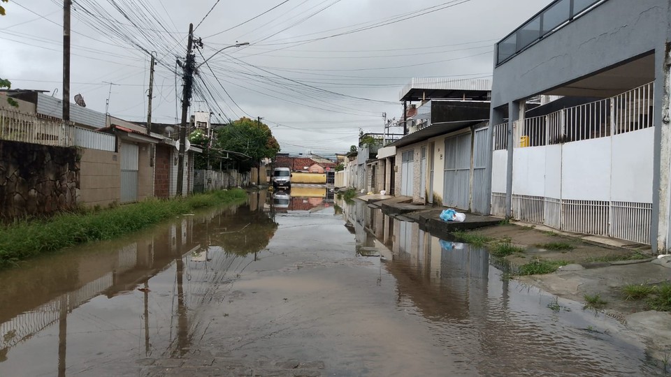 Rua Raul Morais, no bairro do Cordeiro. (Foto: Wilson Maranho/DP)