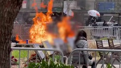 Homem ateia fogo no prprio corpo durante julgamento de Trump (foto: Reproduo )