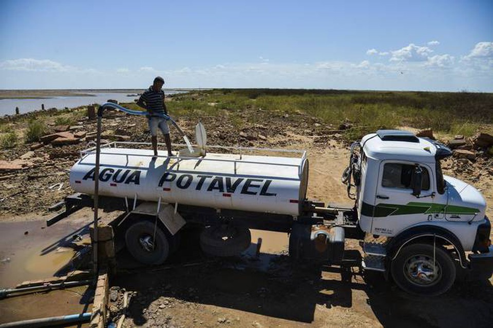 Carro-pipa  fundamental para moradores de algumas reas de Pernambuco  (Marcello Casal Jr/Agncia Brasil)