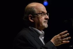 Salman Rushdie mostra primeiros sinais de recuperação após ser esfaqueado (Foto:Luiz Munhoz/Reprodução)