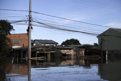 Em meio s enchentes, 112 pessoas so presas no Rio Grande do Sul (foto: Anselmo Cunha / AFP)