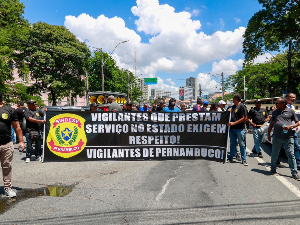 O ato  convocado pelo Sindicato dos Vigilantes do Estado (Sindesv-PE) e os manifestantes seguiram em caminhada pelo Centro do Recife  (Foto: Marina Torres/DP )