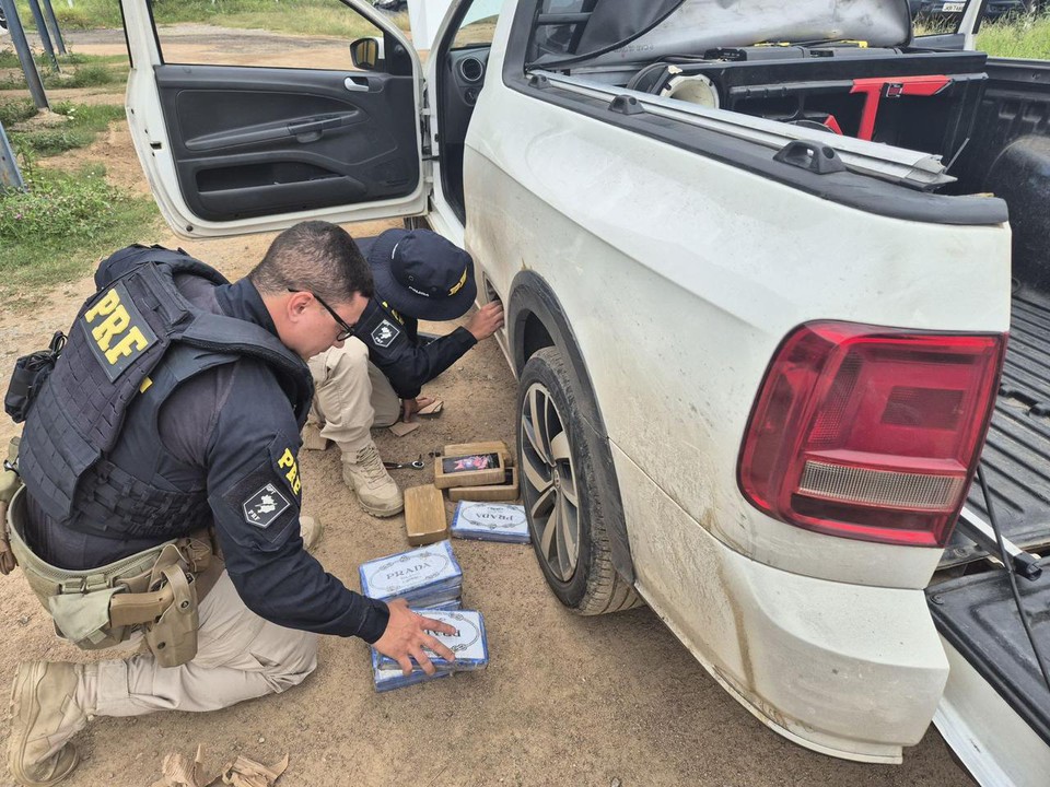 Tabletes de drogas foram achados em carro  (Foto: PRF)