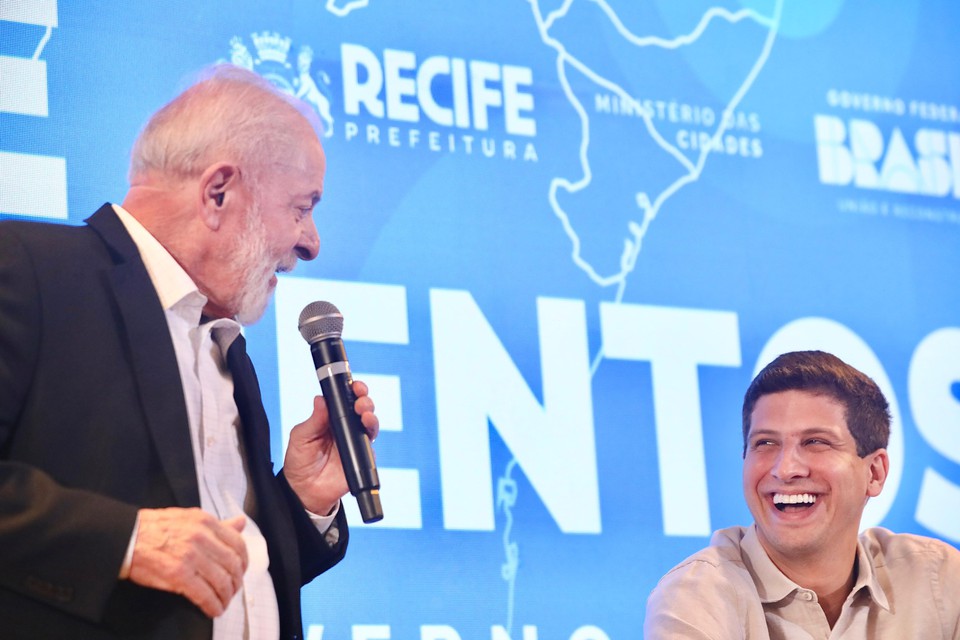 Lula e Joo Campos em solenidade nesta sexta (5) (Hlia Scheppa/Prefeitura do Recife)