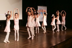 Durante o lanamento do estudo "Entre Vozes e Vivncias", da Unicef, um grupo de bailarinas que so atendidas pelo Compaz Miguel Arraes fizeram uma apresentao no palco do auditrio do equipamento 