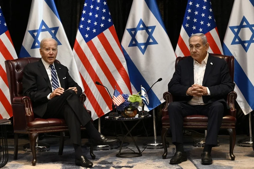Joe Biden e Benjamin Netanyahu em Tel Aviv, em outubro de 2023 (Foto: Brendan Smialowksi/AFP)