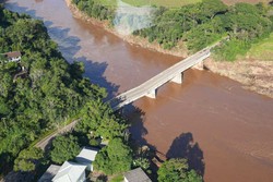 
O rio Guaba recebe as guas dos rios Jacu, Taquari, Sinos, Ca e Gravata, muitos deles permanecem acima da cota de inundao
