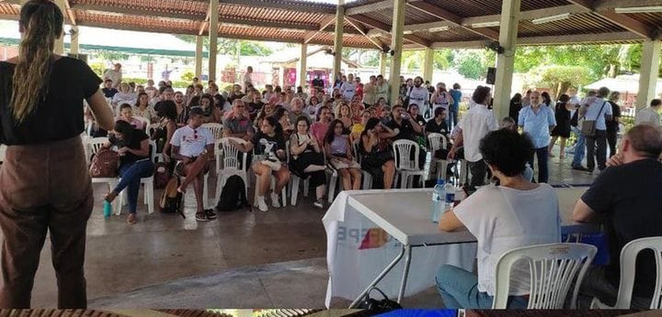 Professores da UFPE realizaram assembleia-geral  (Foto: Adufepe)