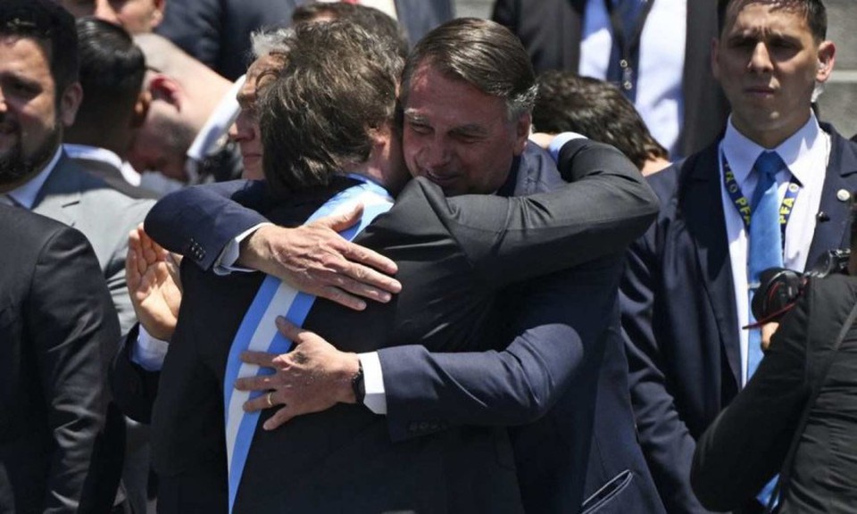 Ex-presidente Jair Bolsonaro (PL) foi a posse de Javier Milei, novo presidente da Argentina; o brasileiro teria tentado aparecer na foto dos chefes de Estado mas teria sido barrado (Crdito: Luis ROBAYO / AFP
)