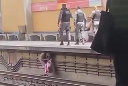 Na gravao, dois ambulantes passam debaixo da plataforma, prximo aos trilhos do metr