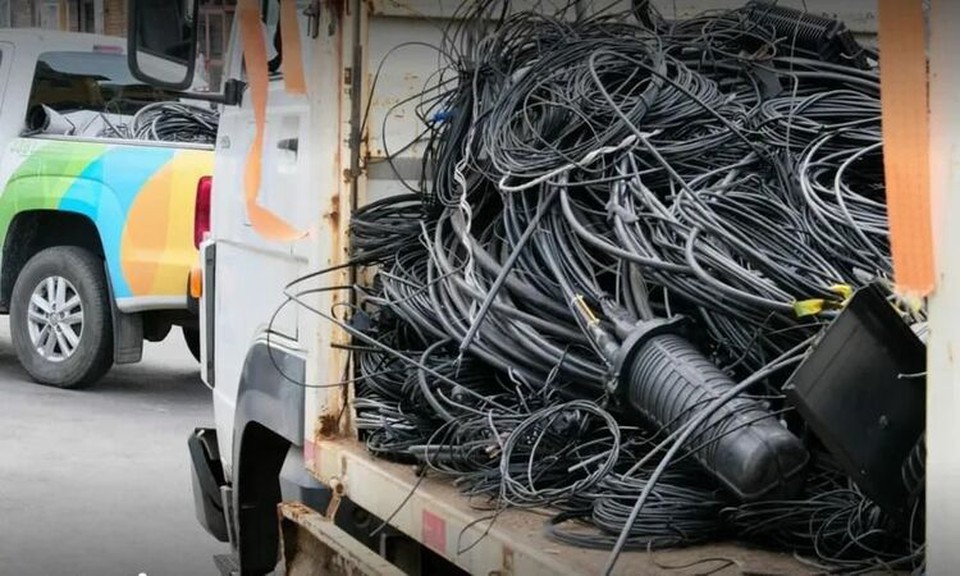 As equipes da distribuidora esto trabalhando 24 horas por dia para eliminar os cabos e equipamentos de telecomunicaes que no esto dentro dos padres de segurana (Foto: Divulgao/Neoenergia)
