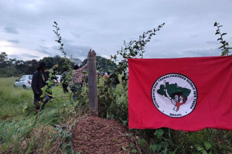 Integrantes do MST invadem terras pas afora como nesta rea em Campinas(SP); ao faz parte do ''abril vermelho'', para pressionar o governo a desapropriar (Crdito: MST/Divulgao)