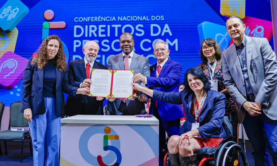 
Lula assinou o decreto na 5 Conferncia Nacional dos Direitos da Pessoa com Deficincia (foto: Ricardo Stuckert/PR)