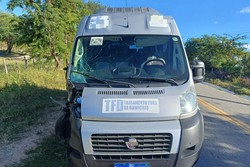 Motociclista morre ao colidir de frente com van que transportava pacientes para consulta mdica (Foto: Reproduo/PRF)