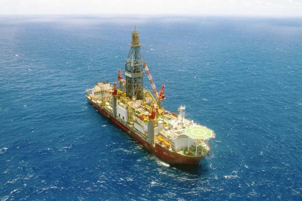 
Navio-sonda da Petrobras: explorao do petrleo no mar em alta  (foto: Cezar Fernandes)