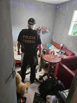 Policiais apreenderam objetos na casa de suspeito 