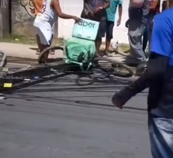 Poste cai,  atinge homem e destri bicicleta no Recife (Foto: Redes Sociais )