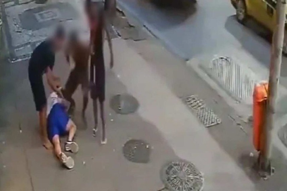 
A ao dos criminosos na regio provocou uma onda de revolta e levou algumas pessoas a sugerir mais violncia para combater os furtos e assaltos (foto: Reproduo/X/Twitter )