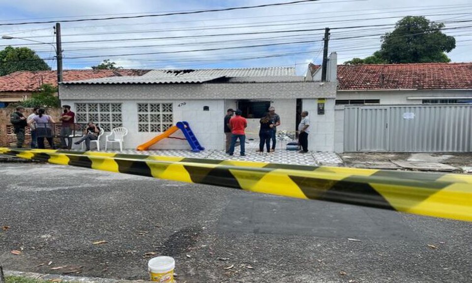 Morreram quatro pessoas no incêndio,  três crianças e uma cuidadora de 62 anos (Foto: Rômulo Chico/DP)