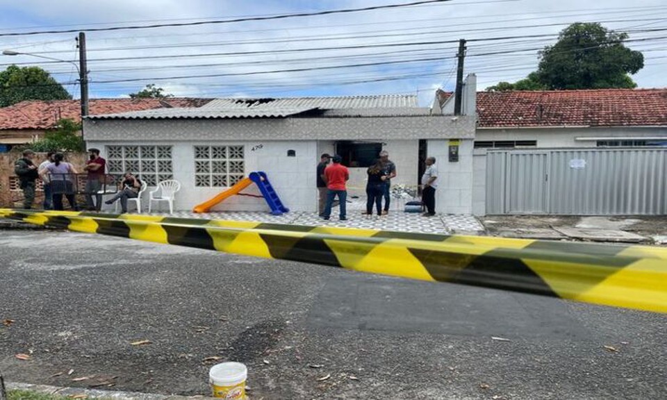 Morreram quatro pessoas no incndio,  trs crianas e uma cuidadora de 62 anos (Foto: Rmulo Chico/DP)