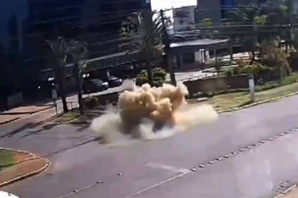 Cerca de seis segundos antes do susto, um carro passou próximo ao local (Foto: Correio Braziliense)