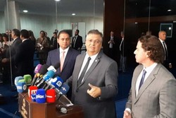 Flvio Dino durante coletiva no Congresso, com o relator do caso, Weverton Rocha ( esquerda), e o presidente em exerccio do senado, Veneziano Vital do Rgo
