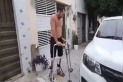 Vdeo: homem atingido por aparelho de academia d primeiros passos com ajuda de andador  (foto: Reproduo/Redes Sociais)