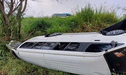 O motorista da van sofreu ferimentos e foi atendido pela equipe do Servio de Atendimento Mvel de Urgncia (Samu)