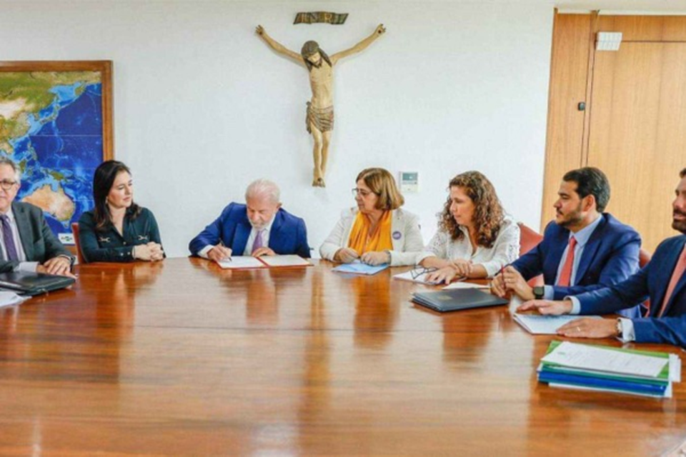 No Palcio do Planalto, o presidente Lula sancionou o projeto de lei que aumenta para 20 anos a pena mnima em casos de feminicdio  (Crdito: Ricardo Stuckert / PR)