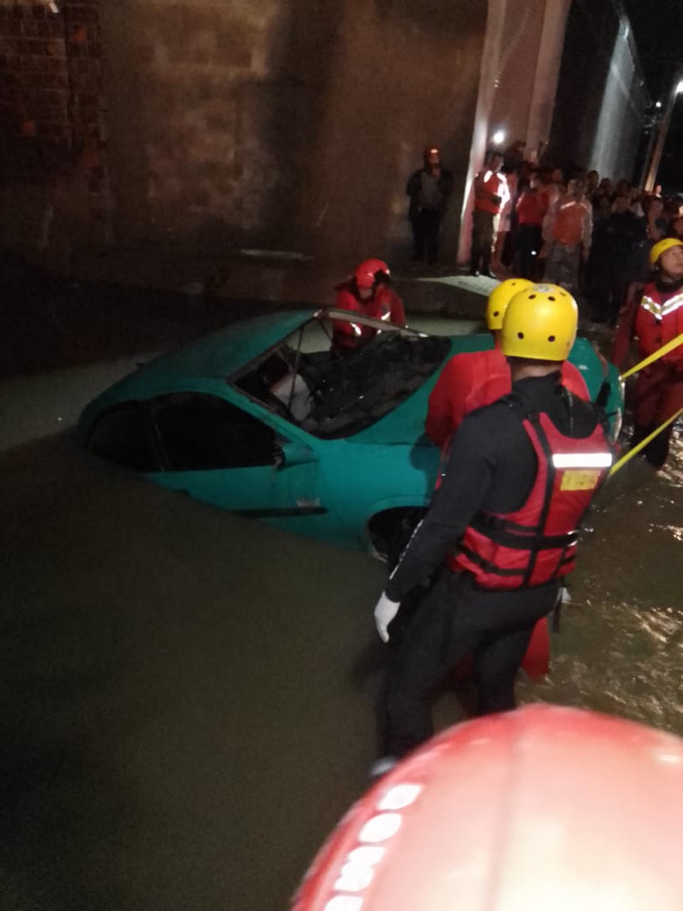 Carro arrastado pela correnteza foi achado pelos bombeiros  (Foto: Corpo de Bombeiros)