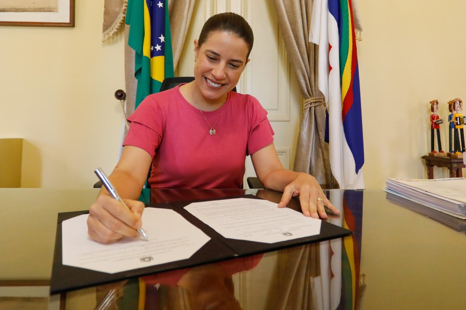 Governadora sancionou nesta sexta (10) a lei que extingue faixas salariais da PM e dos bombeiros (Miva Filho/Secom) Governadora sancionou nesta sexta (10) a lei que extingue faixas salariais da PM e dos bombeiros (Miva Filho/Secom)