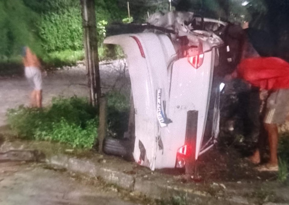 O carro era um Voyage branco e, segundo informaes extraoficiais, havia sido roubado (Foto: Reproduo/Telegram)