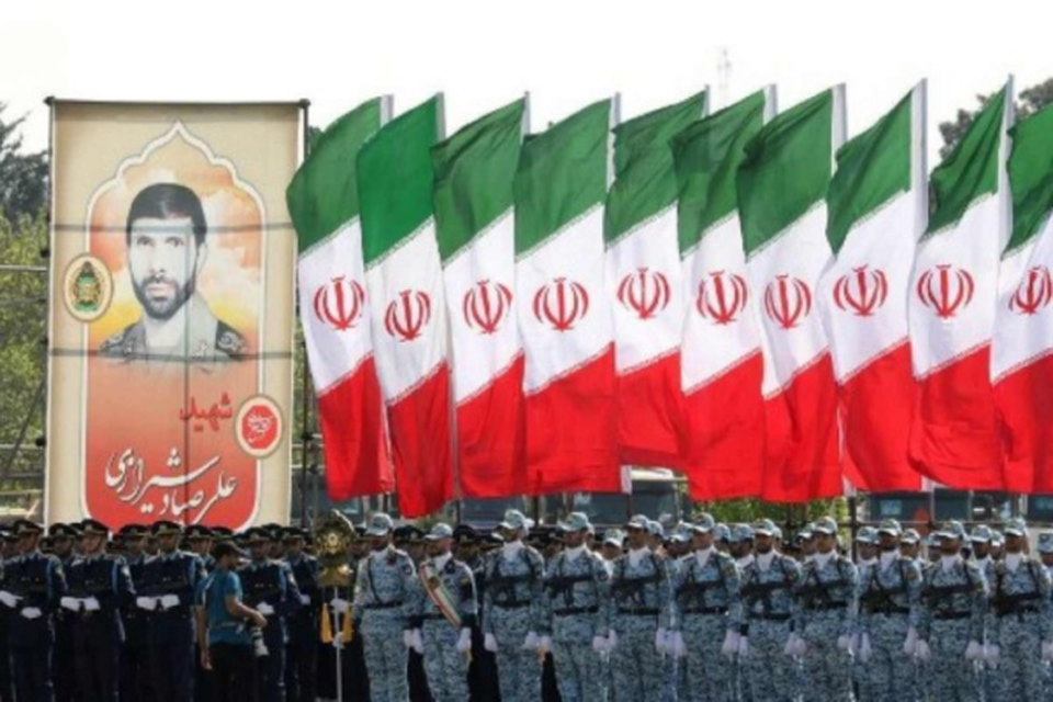 Soldados iranianos participam de desfile militar durante cerimnia que marca o dia anual do exrcito do pas em Teer, em 17 de abril de 2024 (Crdito: ATTA KENARE / AFP)