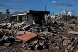 Casas destrudas e escombros so vistos em Cruzeiro do Sul aps as devastadoras enchentes que atingiram o Rio Grande do Sul