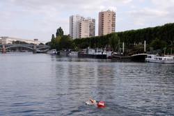 90 dias para Paris: nadar no Rio Sena  um sonho antigo que est perto de virar realidade (GEOFFROY VAN DER HASSELT / AFP)