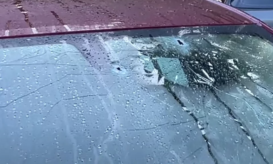 Carro roubado ficou com vrias marcas de tiros  (Foto: Redes Sociais )