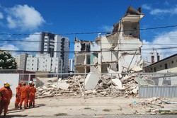 Prefeitura manda demolir escombros de prdio que desabou em Piedade, em Jaboato (Foto: Marlia Parente/DP)