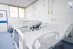 Os pacientes tambm recebem os cuidados de equipe multidisciplinar especializada, de forma qualificada e humanizada