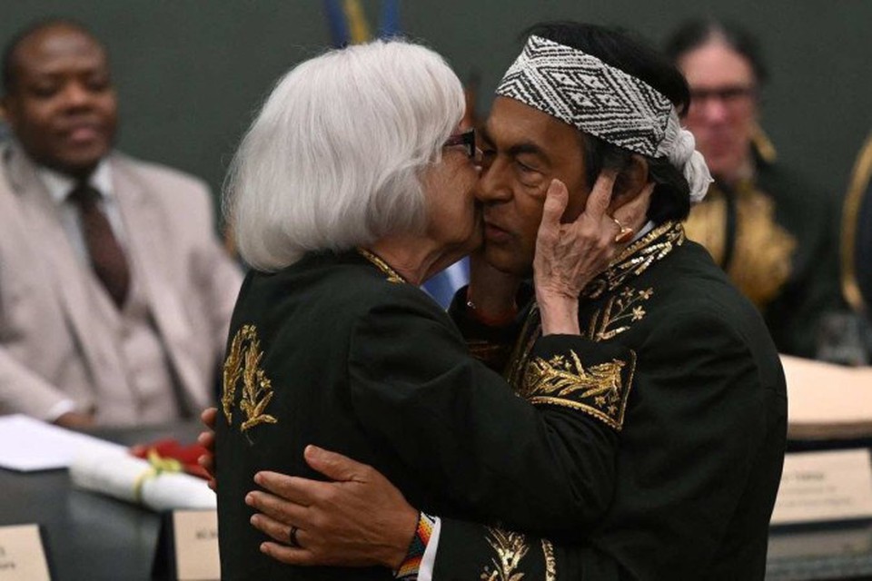 

Fernanda Montenegro entregou o colar dos imortais a Krenak (foto: Mauro PImentel/AFP)